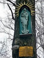 a to kapliczka i tablica pamiątkowa poswięcona kol. KAZIMIERZOWI STĄPOROWI