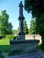 Figura św. Franciszka na placu kościelnym