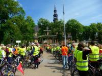 Zaraz biskup poświęci nasze rowerowe rumaki