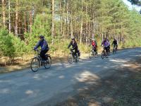 ... NAD NAMI CICHO GWIŻDŻE WIATR...