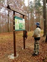 Małgosia uważnie studiuje tablice informacyjne