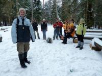 Doganiamy grupę odpoczywającą w lesie