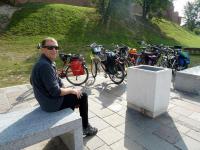 Podczas gdy my beztrosko zwiedzaliśmy WAWEL i okolice, ANDRZEJ ofiarnie pilnował naszych rowerów... :-)