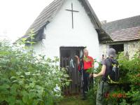 Chwila zadumy przy 100- letniej kapliczce, w dawnej posiadłości dworskiej Olejników