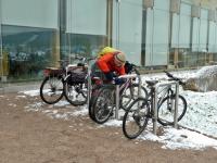 Henio zabezpiecza rowery