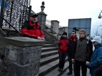 Kol. Krzysztof Sabat wita uczestników nocnej wędrówki