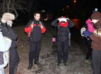 Kol. Tomasz Brzozowski wita uczestników nocnego rajdu; fot. Andrzej Śpiewak 