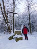 Kol. Krzysio Bogusz przy pomniku wysiedleńców