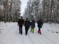 Zimowa wędrówka w lesie