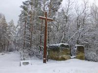 Kolejny krzyż w lesie i chyba jakiś bunkier???