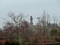 W oddali widzimy Pomnik Bojowników o Wyzwolenie Narodowe i Społeczne na Kadzielni