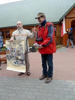 Kol. Robert Kulak dostaje podziękowania i drobny upominek za progawanie tradycji legionowych