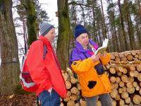 Janek i Jurek śpiewają pieśni patriotyczne