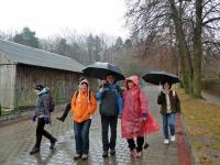 Nie będziemy moknąć, idziemy do "Jodełki" na uroczyste odsłonięcie tablicy pamiątkowej im. dr Mieczysława Orłowicza