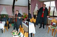 Pan Tomasz prezentuje turystyczne atrybuty dr Orłowicza: pelerynę, laskę i kij