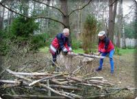 Panowie przygotowują ognisko; fot. R. Tomczak