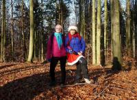 Mikołaje szukają czegoś na mapie a Mikołajki się pięknie prezentują