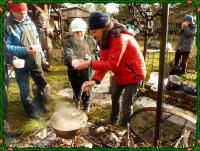 ANIA nalewa wigilijny żur- gotowała go ze SŁAWKIEM od samego rana