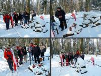 Chwila patriotycznej zadumy przy mogile Oseta- Darek zapalił znicz