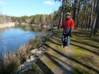 Henryczek nad rzeką w pasach cieni