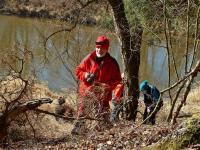 Idzie do nas Jacek, malowniczo prezentujący się na tle rzeki