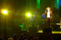 Nie tylko grał i śpiewał- rozbawiał również publiczność dowcipami