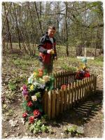 Krzysio zapala znicz pamięci