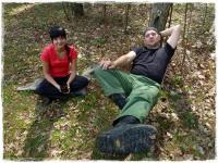 Tomasz rozwiesił hamak