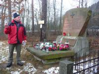 CZESŁAW  NAPOROWSKI- gawędziarz, przewodnik gminy Miedziana Góra oraz jej dobry duch; tutaj przy POMNIKU PARTYZANTÓW