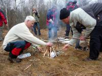 LASY KOSTOMŁOCKIE PANOWIE ROZPALAJĄ OGNISKO