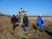 Panowie solidarnie wymieniali sie podczas niesienia Marzanny