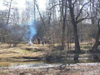 Dochodzimy do Czarnej Nidy- chłopaki czekają już na nas z ogniskiem