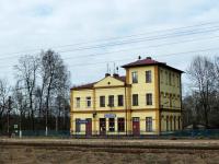 Właśnie mijamy dworzec PKP w Suchedniowie