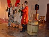 Ze względu na swoją hojność, okrzyknięty został królem młodzieży asyskiej. 