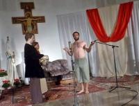 Franciszek oddaje ojcu swoje ubranie i uznaje PANA BOGA z swojego jedynego Ojca; wyrzeka się swej ojcowizny