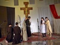 Klara obwieszcza matce, iż złożyła śluby zakonne i nie wróci do domu. Św. Klara zakłada zakon klarysek o bardzo surowej regule