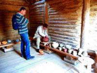 PAWEŁ zafascynowany pracą garncarza