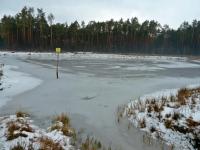 Mijamy zamarznięty staw