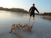 Krzysio tańczy na bosaka- hartuje się chłopak... następnym razem może i ja się dołączę...