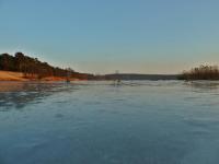 Tafla lodu na zalewie