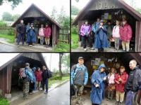 ZŁOTA WODA- kol. HENIO DOMAGAŁA wita uczestników deszczowego rajdu