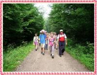 Dalej w drogę... ADRIAN, pożyczył sobie mój kapelusz i całkiem mu w nim do twarzy;-)))