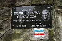 Świradów- Zdrój; tablica pamiątkowa – koło sztucznej groty znajdującej się na dolnym tarasie przed Domem Zdrojowym 