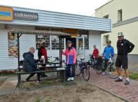 Samsonów- odpoczynek przed sklepem