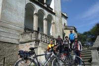 Szydłowiec- ekipa z Włocławka przed muzeum instrumentów; fot. Zbyszek Suszyński