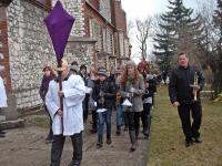 Procesja z palmami naokoło kościoła