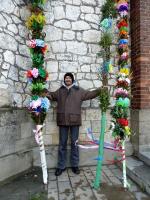 Adrianek pomiędzy palmami wielkanocnymi