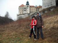 Z Adriankiem na tle zamku