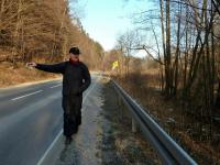 Krzysztof próbuje złapać stopa