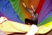 Zabawy integracyjne z chustą Klanza- fot. Andrzej Śpiewak